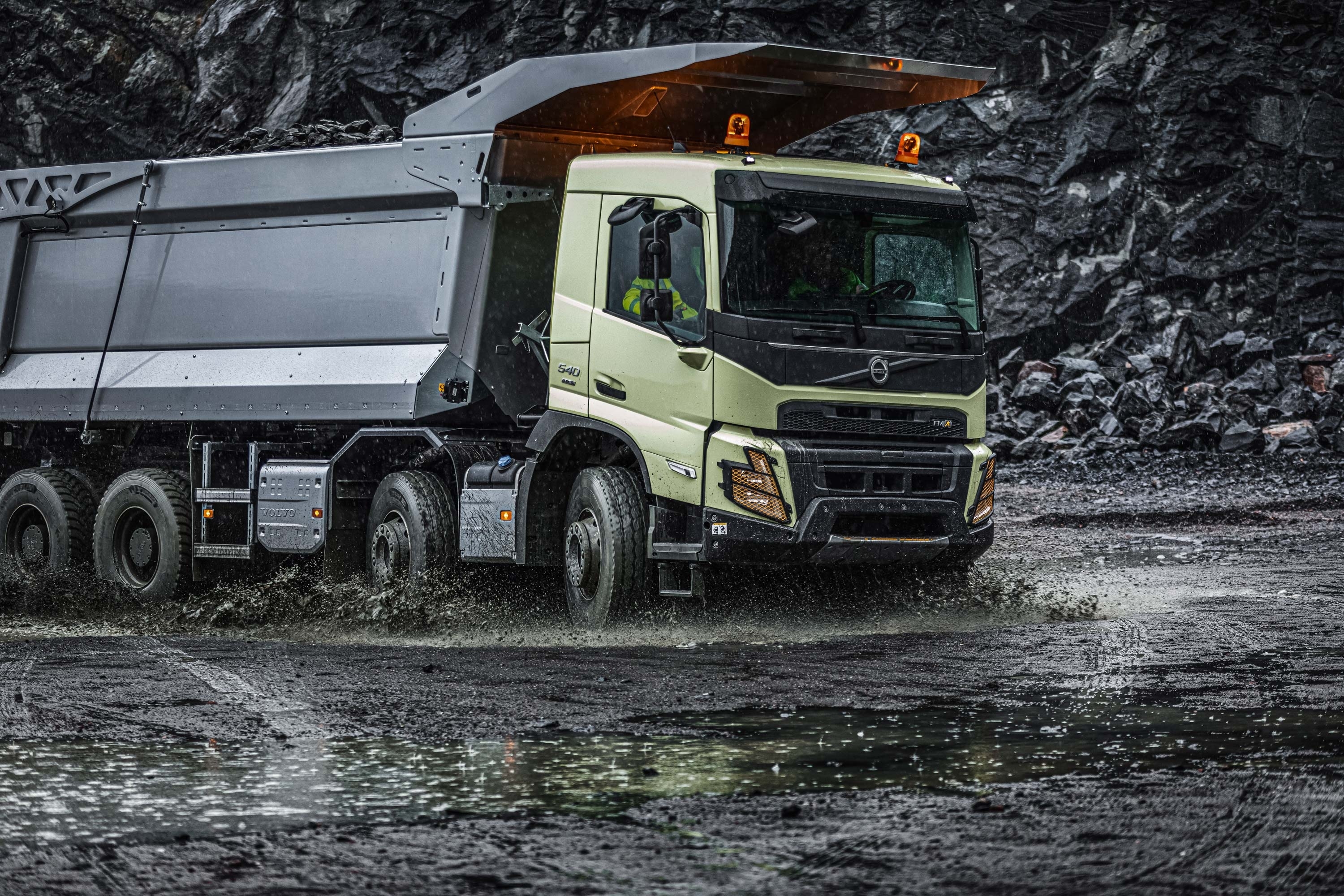Volvo Trucks Россия on Instagram: “Volvo FMX 6x6 с односкатной ошиновкой и  алюминиевой надстройкой Alucar. Repost: @jyfa_official #v…
